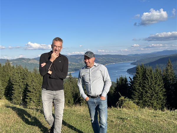 La munte, &icirc;mpreună cu un client