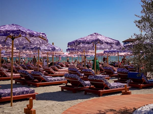 Umbrele deschise, model floral &mdash; beach club