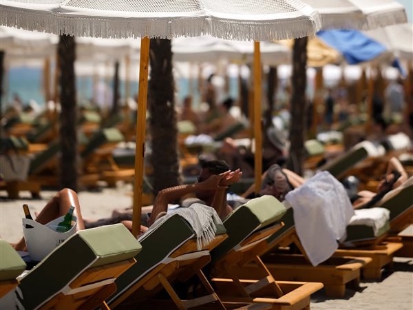 Detaliu umbrelă din lemn &mdash; beach club
