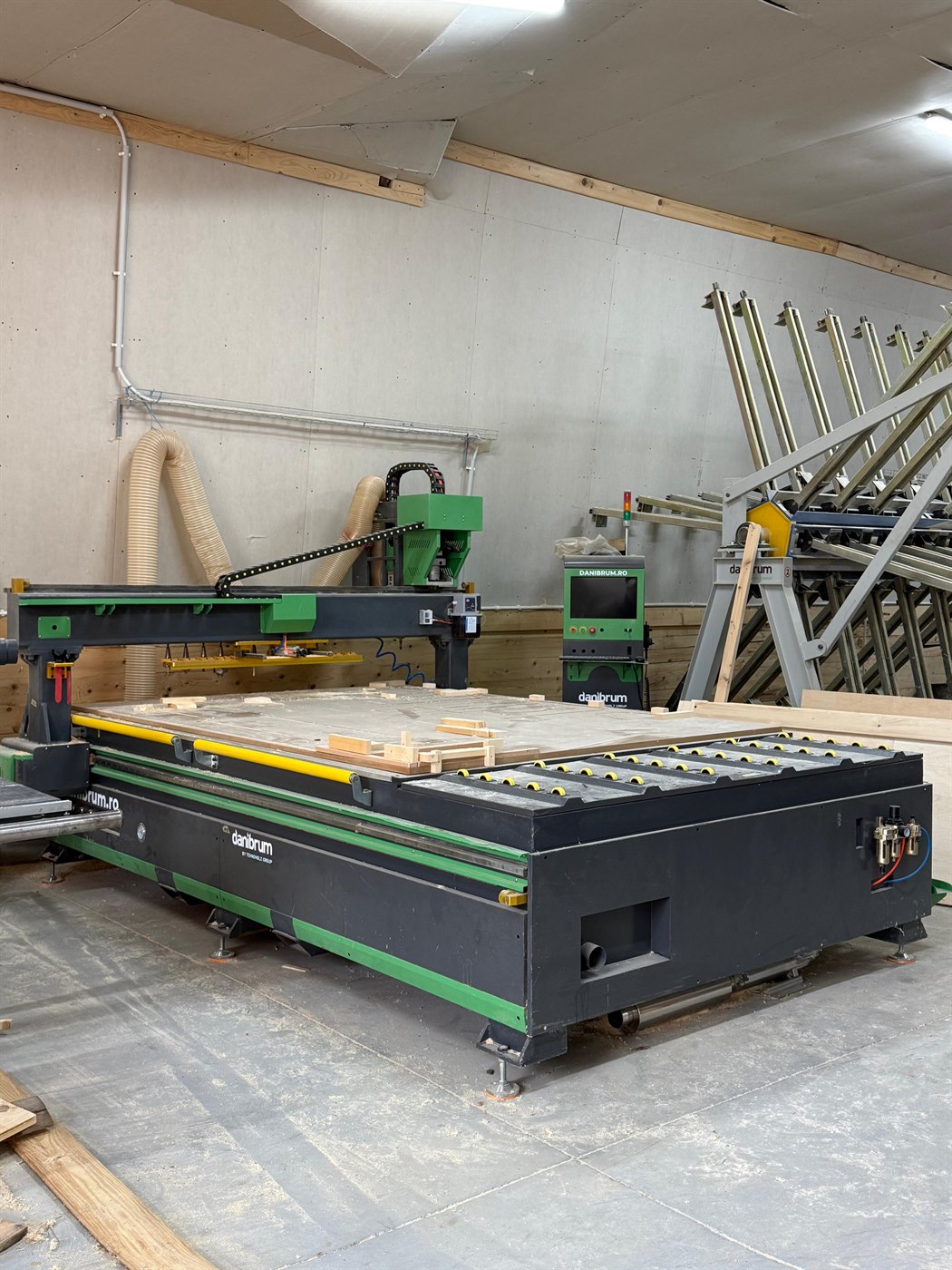 Utilajul CNC din hala Opercons